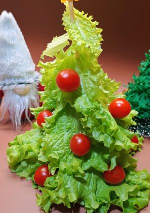 Їстівна ялинка з листя салату — святкова закуска без готування