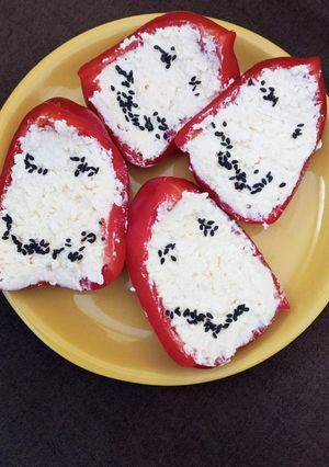 Болгарський червоний перець з солоним сиром