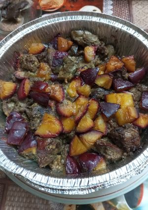 Індича печінка з цибулею та сливами у духовці