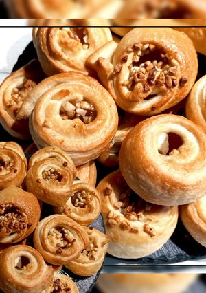 Булочки з листково-дріжджового тіста з яблучним варенням і горіхами