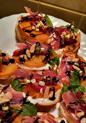 Брускети з прошуто та хурмою