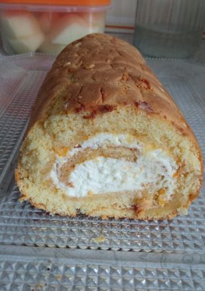 Бісквітний рулет з вершковою начинкою та варенням