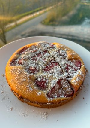 Бісквіт з грейпфрутом та полуницею