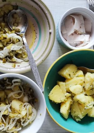 Варена картопля з підливою з маринованих огірків та цибулі