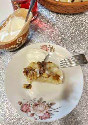 Вареники з картоплею і мʼясом з грибною засмажкою