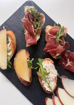 Брускета з хамоном
