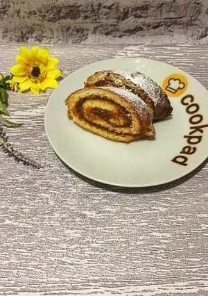 Бісквітний рулет з вареним згущеним молоком