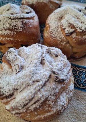 Великодні крафіни з родзинками, журавлиною та мигдальними пелюстками