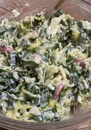 Весняний салат з молодою капустою та редискою