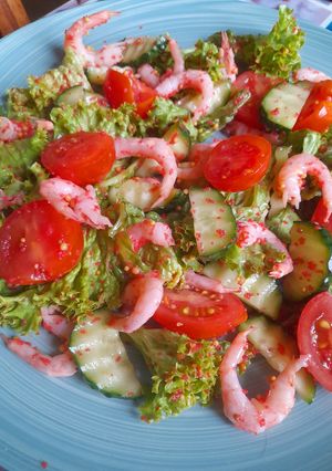 Вітамінний салат з креветками та ікрою мойви