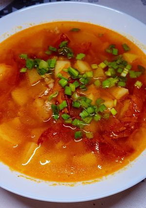 Гарячий томатний суп з ковбасками