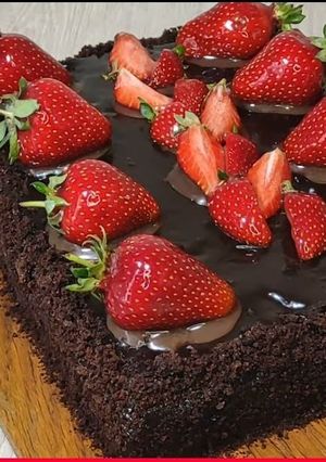 Вологий шоколадний пиріг з полуницею — справжній танок смаків у роті!