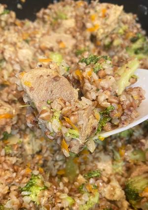 Гречка з мʼясом та броколі