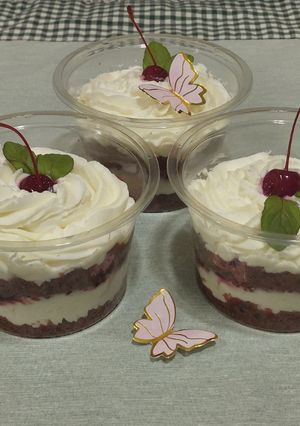 Десерт вишня з вершками