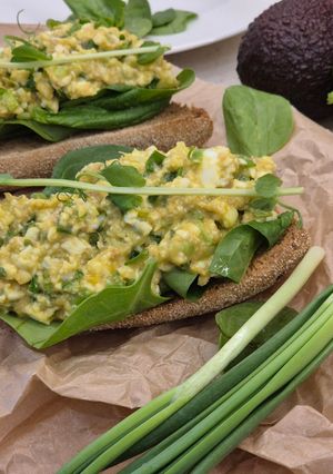 Гречаний тост з яйцем, авокадо та тунцем