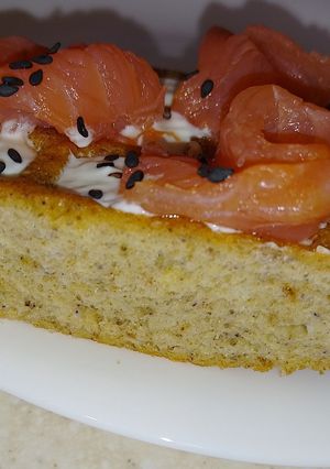 Горіховий кето хліб з лососем і сирком