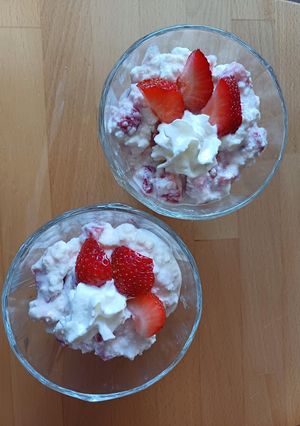 Десерт з сиру, полуниці та кокосового борошна