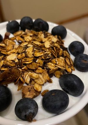 Десерт з яблуком та гранолою