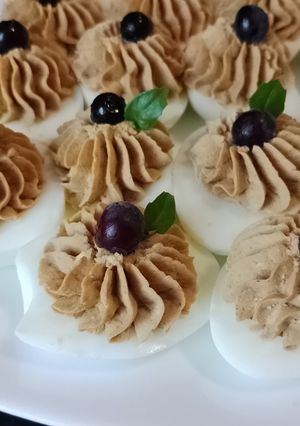 Закуска з яєць фаршированих паштетом