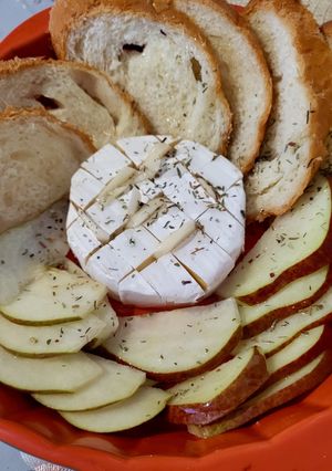 Запечений камамбер з грушею