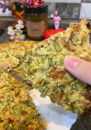 Заливний пиріг з капустою, сосискою та зеленою цибулею на кефірі