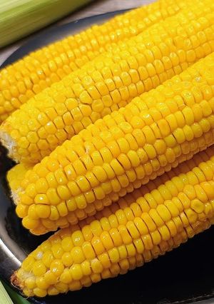 Запечена кукурудза в духовці — солодка, ніжна та соковита