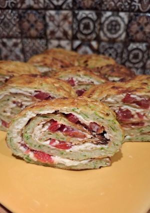 Кабачковий рулет з плавленим сиром та томатами