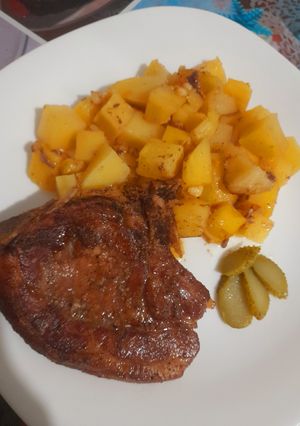 Запечена картопля зі свинною корейкою на кістці