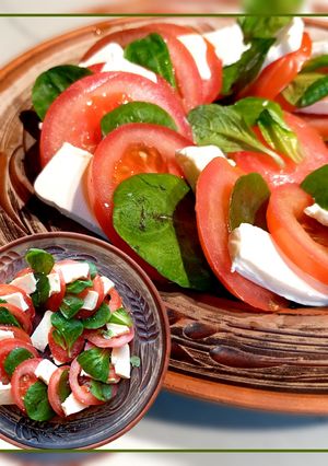 Капрезе з плавленим сирком і шпинатом