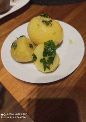 Картопля в мундирах з підливою