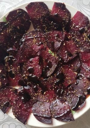 Карпачо з молодого буряка з оливками і томатами сушеними