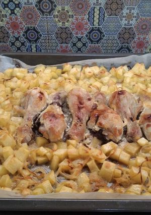 Проста вечеря: картопля з курячими стегенцями у духовці
