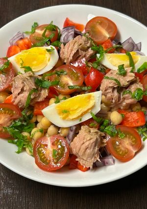 Португальський салат з нутом та тунцем