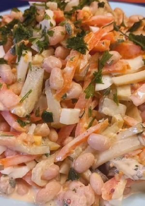 Простий салат з доступних продуктів, смачний та економний