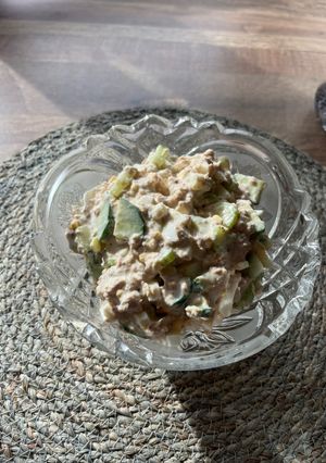 Простий салат з тунцем, яйцем і селерою