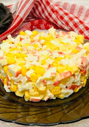 Простий салат з крабовими паличками та сиром до вашого святкового столу/Просто та смачно)