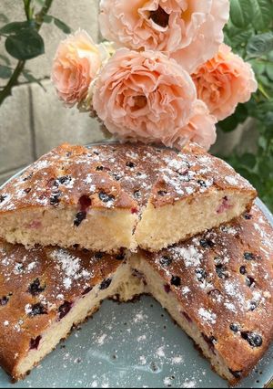 Простий пиріг на молоці з ягодами