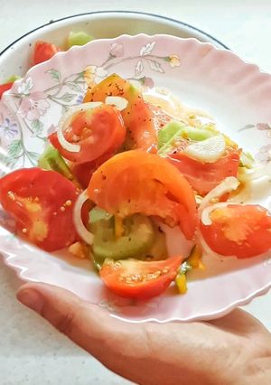 Простий салат з овочів з медово-гірчичною заправкою