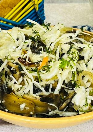 Простий салат з квашеною капустою та грибами/Рецепт салату на кожен день)