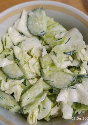 Салат з молодої капусти та огірків зі сметаною