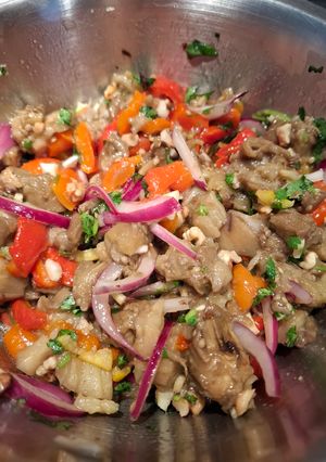 Салат з печених баклажанів та перців з кінзою