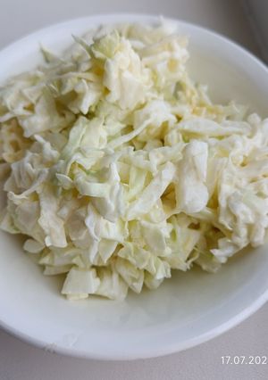 Салат з молодої капусти з яйцем та цибулею у сметані