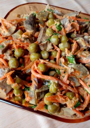 Салат з морквою по-корейськи і солоними огірками