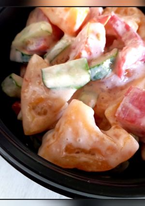 Салат з огірків і помідорів з майонезом і часником на швидкоруч