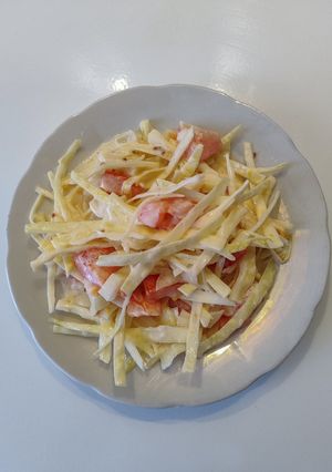 Смачненький простий салат з інгредієнтів, які точно є у вашому холодильнику