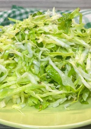 Смачний салат з молодої капусти на кожен день/Простий салат до вашого столу)