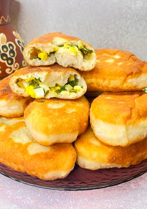 Смажені пиріжки з черемшею яйцем та сиром/Готуйте зразу дві порції/Рецепт швидкого дріжджового тіста