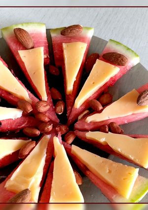 Смачний і корисний перекус з кавуна,сиру і горіхів на швидку руку