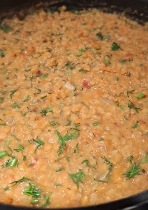 Сочевиця з овочами, томатним соусом і сметаною