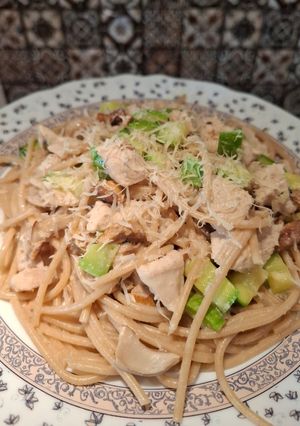 Соковита паста з куркою, лісовими грибами та кабачком